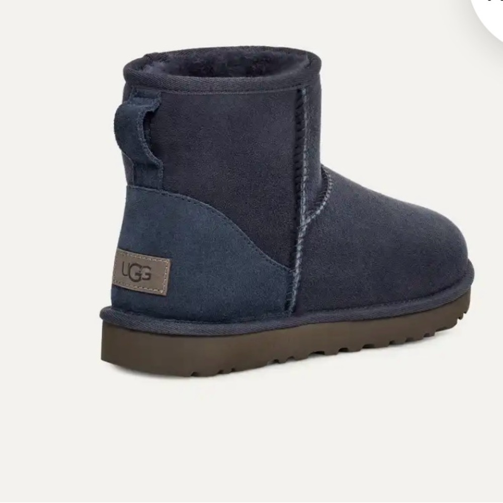 UGG
Classic Mini II Boot
$160 size 6 Color: Eve Blue NEW / store display